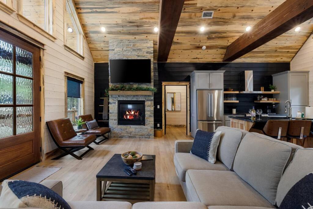 Lone Pine Lodge. Brand New! 2 Bedroom Luxury Cabin. 브로큰보우 외부 사진