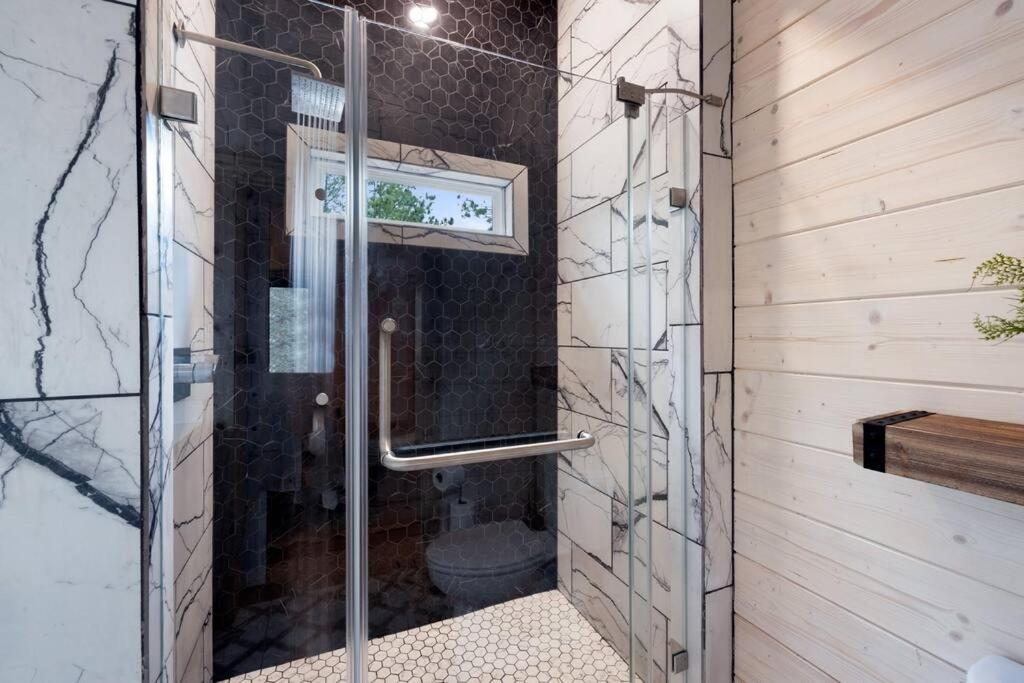 Lone Pine Lodge. Brand New! 2 Bedroom Luxury Cabin. 브로큰보우 외부 사진