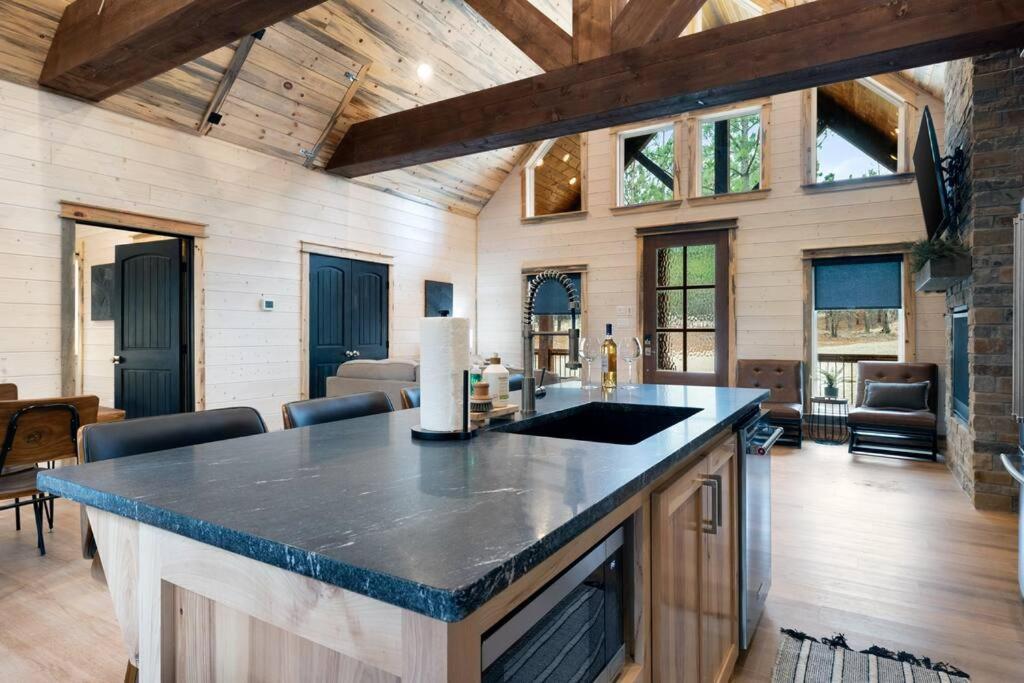 Lone Pine Lodge. Brand New! 2 Bedroom Luxury Cabin. 브로큰보우 외부 사진